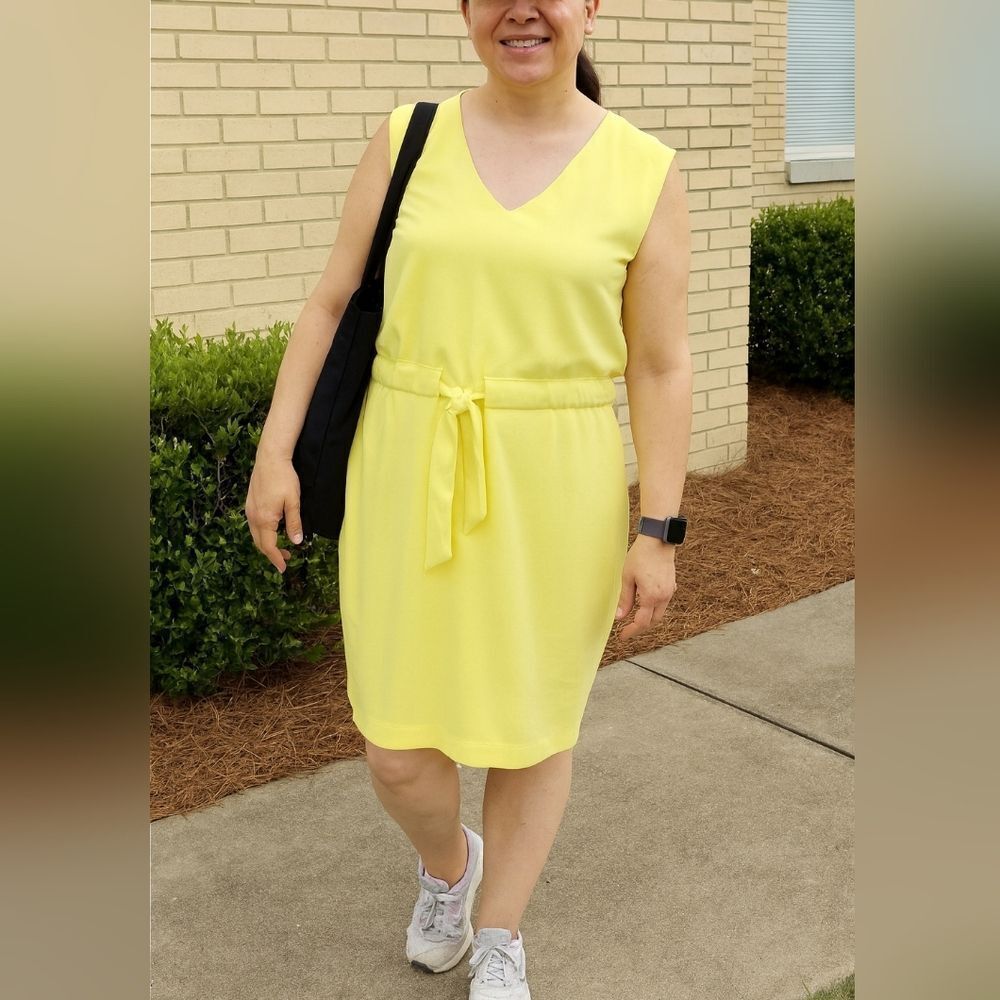 Just Taylor Yellow Sleeveless Dress Size 8 V-Neck Tie Waist Casual Chic Errands